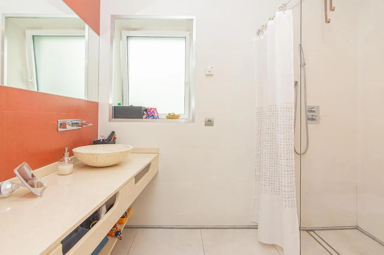 Villa Resort Con Piscina Privada En Calle Carabeo Nerja