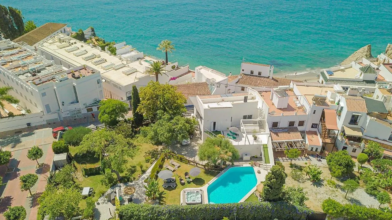 Resort Con Piscina Privada En Calle Carabeo Nerja Villa