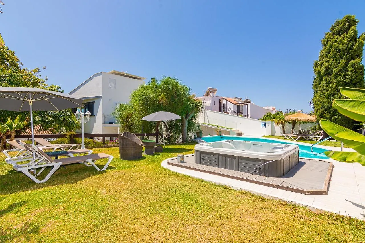 Resort Con Piscina Privada En Calle Carabeo Nerja 0*,  Spanje
