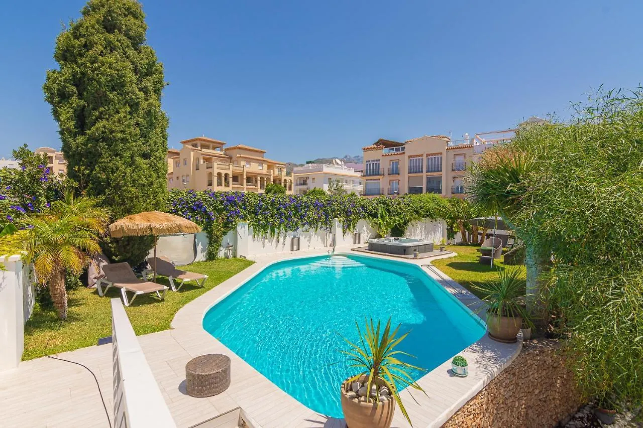 Resort Con Piscina Privada En Calle Carabeo Nerja